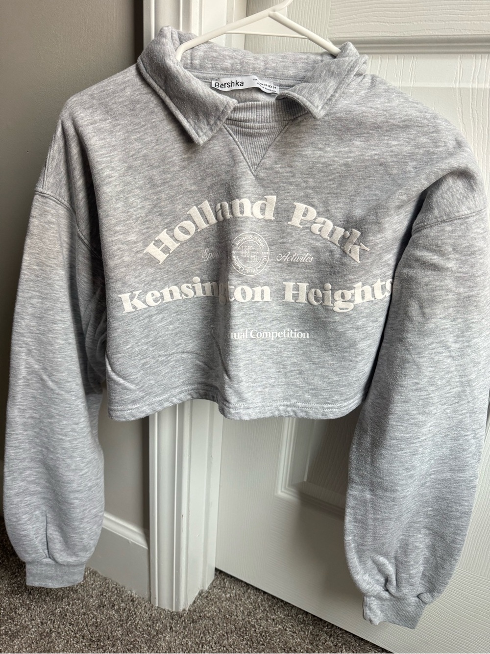 Bershka Light Grey Cropped Sweatshirt with White Print